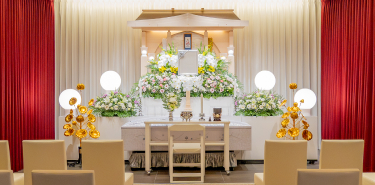明るいホールと祭壇のイメージ