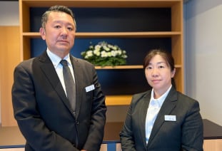 スタッフの男性と女性が微笑んでいる