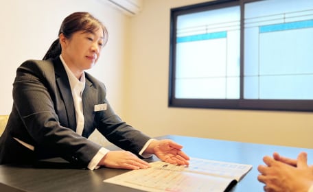 打ち合わせで提案をするスタッフ