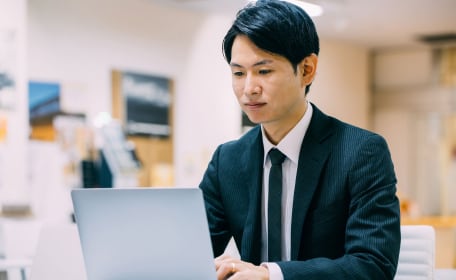 事務所で待機するスタッフ